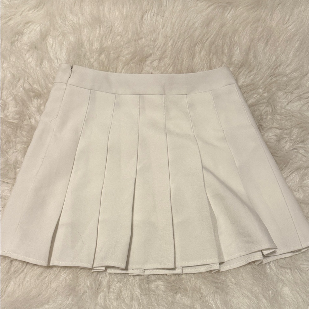 Elegant White Pleated Skirt